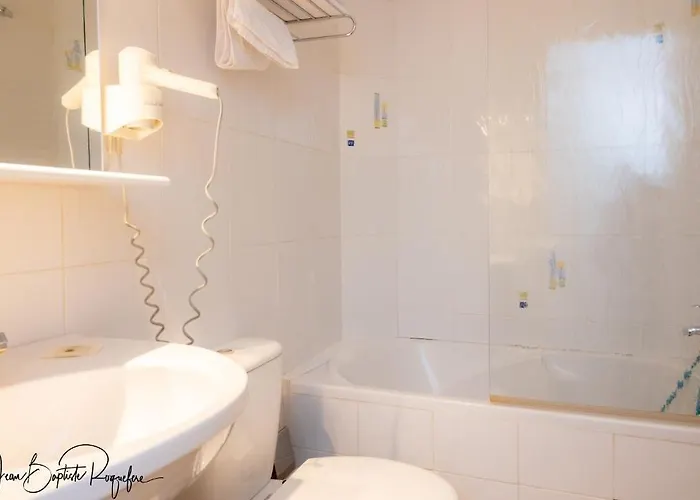 Szálloda Restaurant Le Relays Du Chasteau - Logis Brousse-le-Château